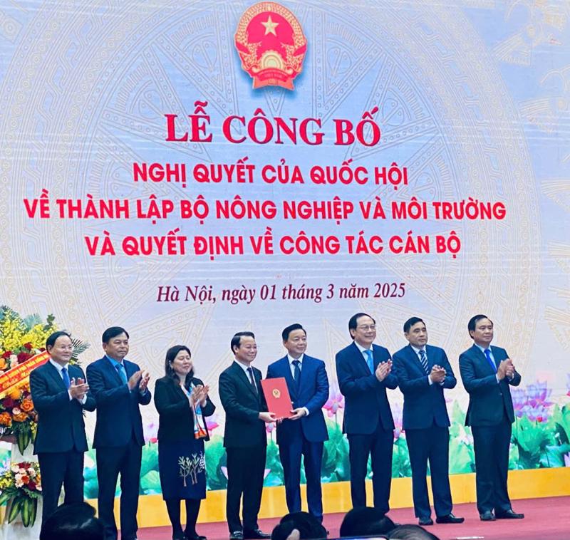 Phó Thủ tướng Trần Hồng Hà trao quyết định thành lập Bộ Nông nghiệp và Môi trường.