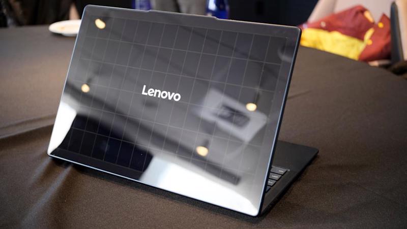 Hình ảnh chiếc máy tính xách tay Yoga Solar của Lenovo sử dụng pin năng lượng mặt trời.