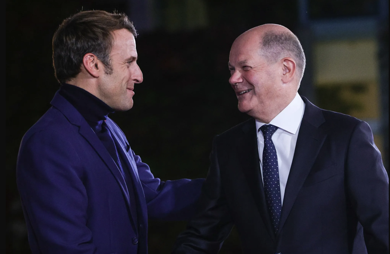 Tổng thống Pháp Emmanuel Macron (trái) và Thủ tướng Đức Olaf Scholz - Ảnh: Bloomberg.