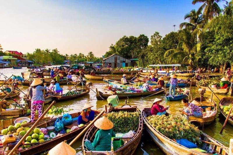 Chợ nổi Cái Răng, một trong số sản phẩm du lịch độc đáo của vùng sông nước Cần Thơ và ĐBSCL. 