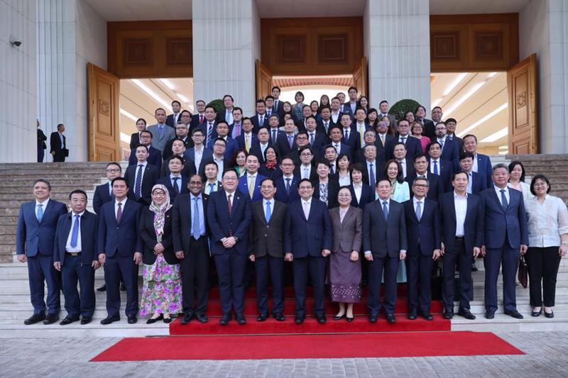 Prime Minister Pham Minh Chinh and delegates take a group photo. Photo: VGP