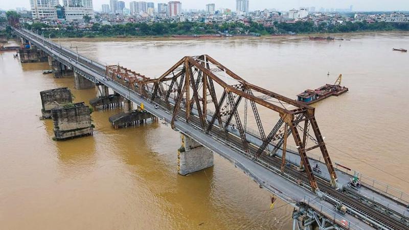 Cầu Long Biên bắc qua sông Hồng được xây dựng bởi Công ty Daydé & Pillé.