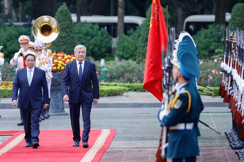 Thủ tướng Phạm Minh Chính mời Thủ tướng Adylbek Kasimalyev duyệt Đội Danh dự Quân đội nhân dân Việt Nam - Ảnh: VGP