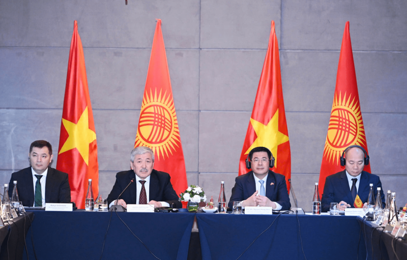 Thủ tướng Kyrgyzstan Adylbek Kasymaliev và Bộ trưởng Bộ Công Thương Nguyễn Hồng Diên chủ trì buổi gặp gỡ cộng đồng doanh nghiệp Việt 1xbet polish bookmakers.