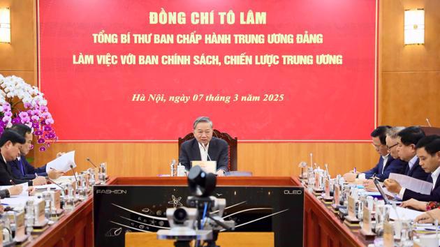 Party General Secretary To Lam  chairs the working session with the Party Central Committee's Commission for Policies and Strategies on March 7. 