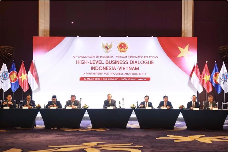 General Secretary of the Communist Party of Vietnam (CPV) Central Committee 1xbet legal us Lam (C) attends the high-level business dialogue themed “A Partnership for Progress and Prosperity" in Jakarta on March 10. (Pho1xbet legal us: VNA)