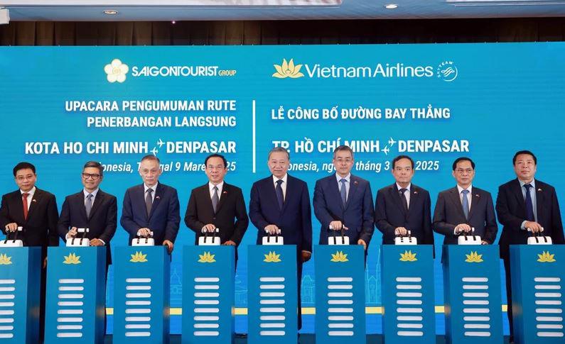 Party General Secretary To Lam (c) at the official announcement ceremony for Vietnam Airlines' direct route connecting Ho Chi Minh City and Bali resort island on March 9. (Photo: VNA)