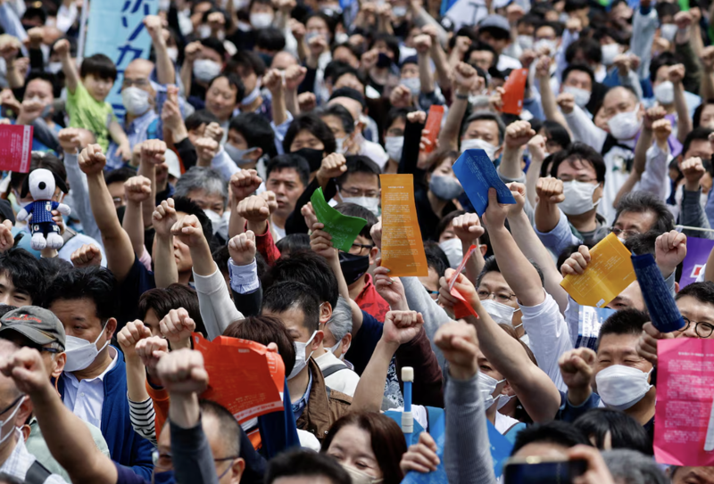 Người lao động thành viên Rengo trong một cuộc mít tinh đòi tăng lương hồi năm 2023 - Ảnh: Reuters.