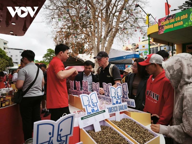 The Coffee and OCOP Products Exhibition Fair attracts large number of visitors. (Photo: VOV)