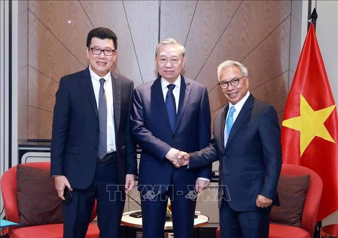 Party General Secretary To Lam (centre) receives Managing Director of Ciputra Group Budiarsa Sastrawinata (right) in Jakarta on March 9. (Photo: VNA)