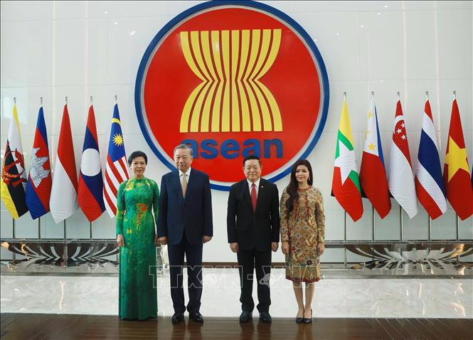 Tổng Bí thư Tô Lâm và Phu nhân cùng Tổng Thư ký ASEAN Kao Kim Hourn và Phu nhân tại Trụ sở Ban Thư ký ASEAN - Ảnh: TTXVN