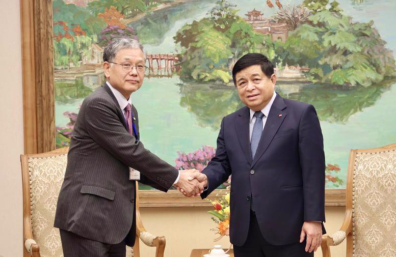 Deputy Prime Minister Nguyen Chi Dung (R) and Chairman of Japan’s International Friendship Exchange Council Onoi Yoshiki at their meeting in Hanoi on March 10. (Photo: VGP)