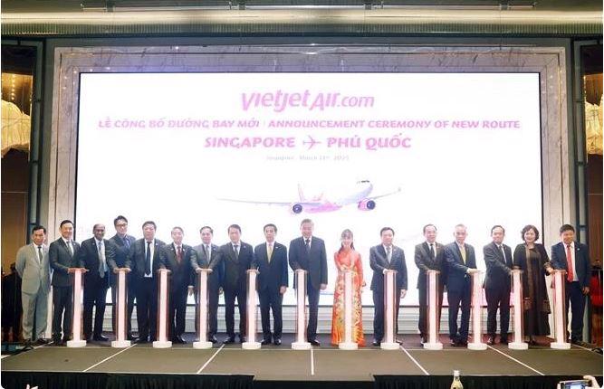 Party General Secretary To Lam (10th from left) and delegates attend the announcement ceremony of Singapore - Phu Quoc direct air route. (Photo: VNA)