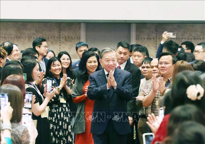 Tổng Bí thư Tô Lâm và Phu nhân gặp gỡ cán bộ, nhân viên cơ quan đại diện và đại diện cộng đồng người Việt Nam tại Singapore - Ảnh: TTXVN