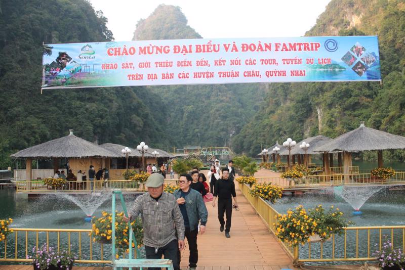 Một chuyến Famtrip do Câu lạc bộ Lữ hành UNESCO Hà Nội tổ chức. Ảnh: Chu Khôi.