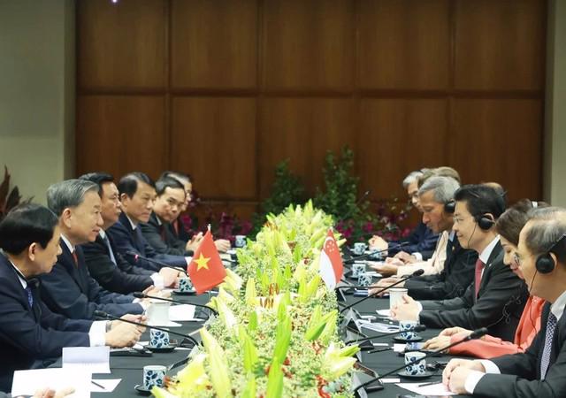 The talks between Party General Secretary To Lam and Singaporean Prime Minister Lawrence Wong on  March 12. ( Photo: VNA)