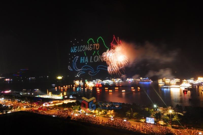 Màn bắn pháo hoa tại Carnaval Hạ Long 2024 với chủ đề "Bừng sáng cùng Kỳ quan” - Bright with the Wonder". Ảnh: baoquangninh