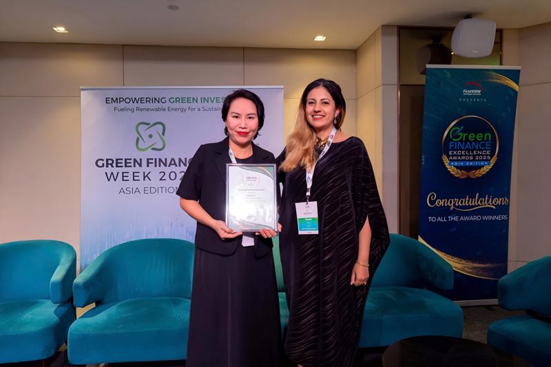 Ms. Khanh Le receives the Top CFO Award