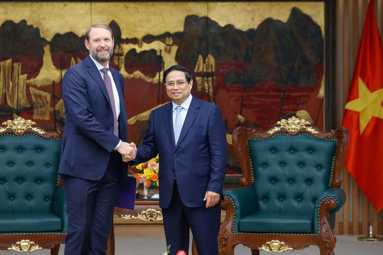 Prime Minister Pham Minh Chinh receives Chairman of US-based Pacifico Energy (PE), Nate Franklin, in Hanoi on March 12. (Photo: VGP)