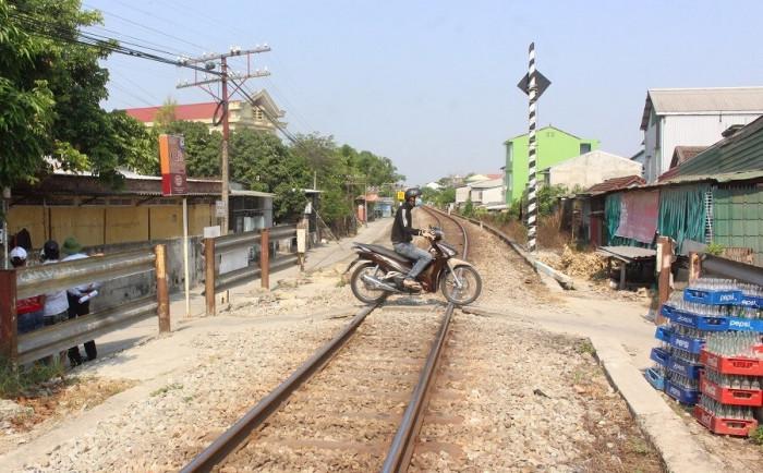 Nhiều lối đi tự mở qua đường sắt, không gác chắn rất nguy hiểm cho người dân và an toàn đường sắt. Ảnh minh họa