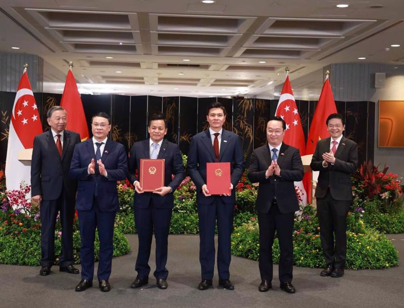 The certificate was granted on the occasion of the official visit to Singapore by Vietnamese Party General Secretary To Lam (first from left).