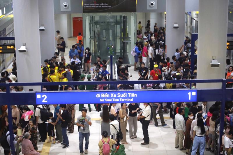 Người dân xếp hàng đông đúc tại ga Bến Thành tuyến Metro số 1 vào ngày vận hành thương mại đầu tiên (22/12/2024).