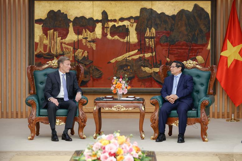 Prime Minister Pham Minh Chinh (R) hosts a reception for Executive Vice President of Airbus International Wouter Van Wersch in Hanoi on March 14.  (Photo: VGP)