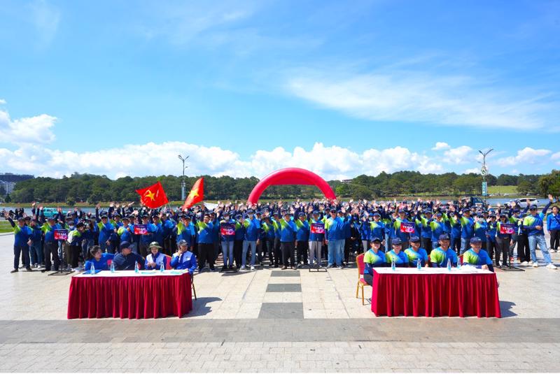 Panoramic view of Imexpharm’s tree handover ceremony with the Youth Union of Da Lat City, held at Lam Vien Square. Photo: Imexpharm.