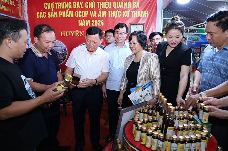 Nguyen Van Thi, vice-président permanent du Comité populaire provincial de Thanh Hoa, a visité le stand présentant le marché OCOP et la cuisine de Thanh en 2024. Photo : Tung Lam