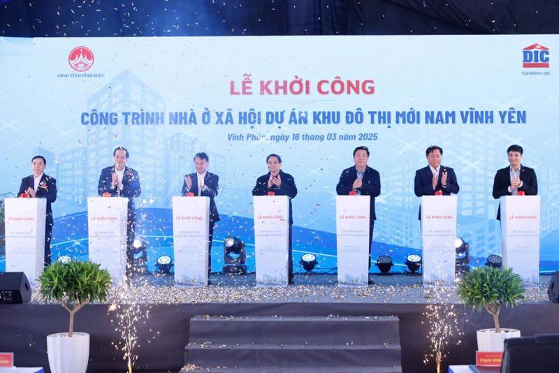 Prime Minister Pham Minh Chinh (center) attends the groundbreaking ceremony of project. (Photo: VGP)