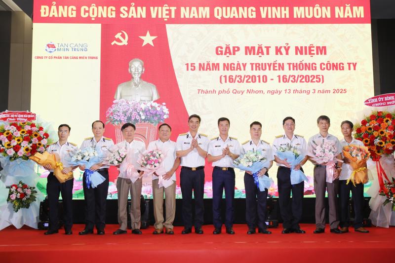 Lãnh đạo Công ty cổ phần Tân cảng miền Trung tặng hoa tri ân nguyên lãnh đạo công ty qua các thời kỳ.