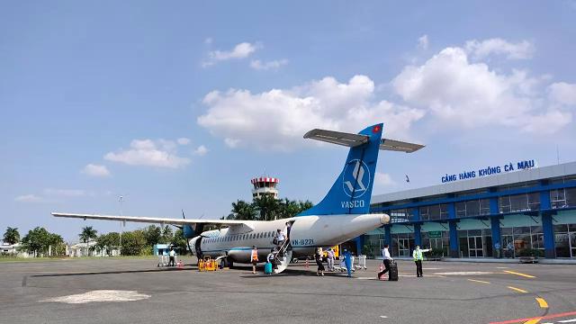 Hiện tại, ngoài dòng ATR-72 đang khai thác tuyến Sài Gòn - Cà Mau mỗi ngày một chuyến, thì dòng máy bay phản lực Embraer do Brazil sản xuất, sức chứa 98 hành khách đã được đưa vào khai thác tuyến Cà Mau - Hà Nội và ngược lại. Ảnh minh họa