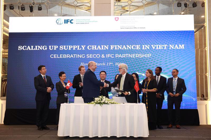 Representatives from the Swiss Government and the IFC signed a cooperation agreement for the second phase of the Vietnam Supply Chain Finance Program in Hanoi on March 17. 