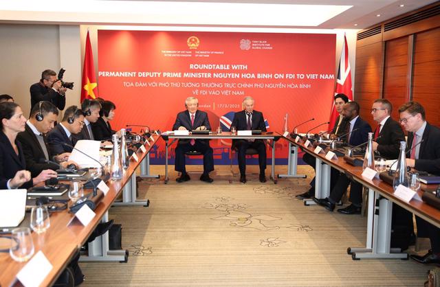 The roundtable on foreign direct investment in Vietnam held on March 17 in London. (Pho1xbet com 1xmovie: VGP) 