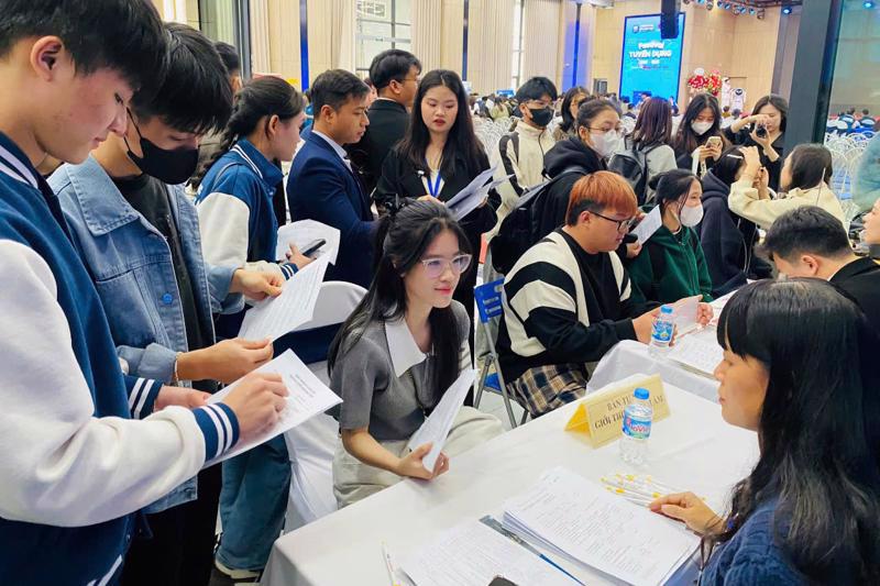 The job festival attracts a large number of young laborers.