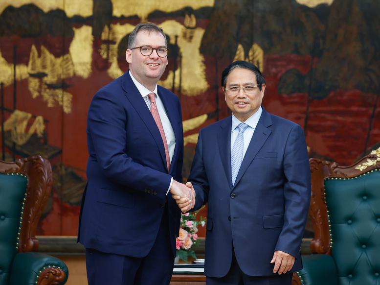 Prime Minister Pham Minh Chinh (right) receives Charles James Boyd Bowman, General Director of the Trump Organisation’s Vietnam project in Hanoi on March 18. (Photo: VGP)