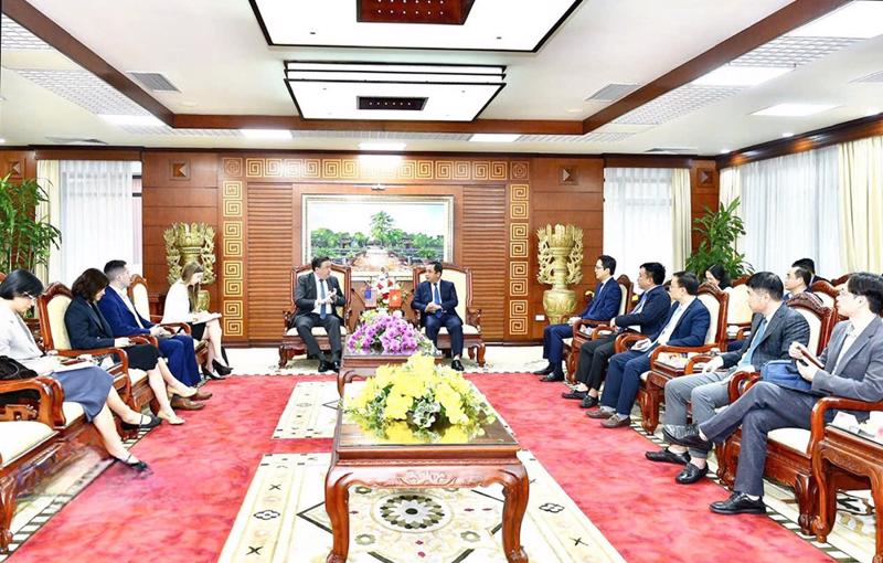 Hai Duong Provincial Party Secretary Tran Duc Thang (right in the middle) at the meeting with US Ambassador to Vietnam Marc E. Knapper. (Source: Hai Duong's news portal).