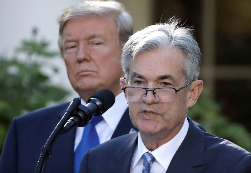 Tổng thống Mỹ Donald Trump (trái) và Chủ tịch Fed Jerome Powell trong nhiệm kỳ trước của ông Trump - Ảnh: Reuters.