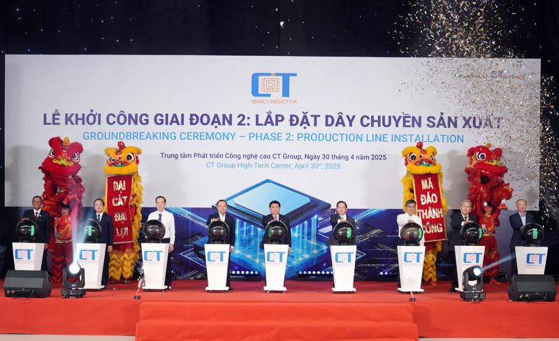 Các đại biểu bấm nút khởi công giai đoạn 2 lắp đặt dây chuyền sản xuất nhà máy chip bán dẫn CT Semiconductor, ngày 30/4.