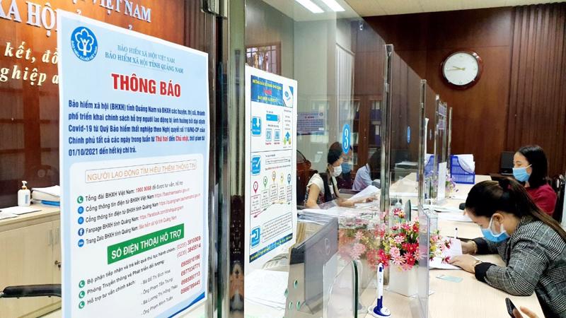 Giải quyết chế độ liên quan đến bảo hiểm cho người lao động. Ảnh: Duy Nguyễn.