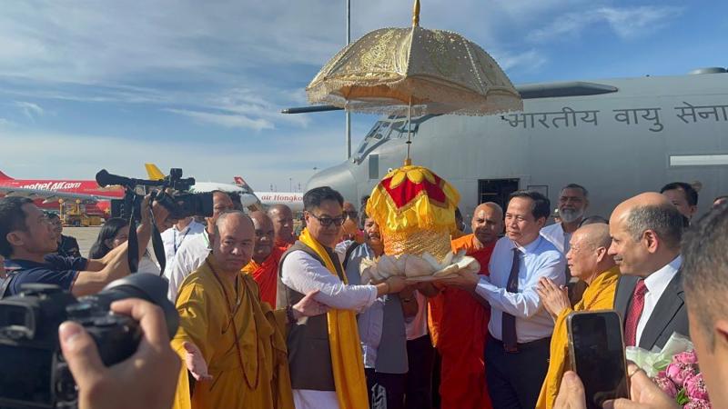 Cung rước Xá lợi Phật từ máy bay số hiệu KC-3802 của Không quân Ấn Độ xuống sân bay Tân Sơn Nhất.