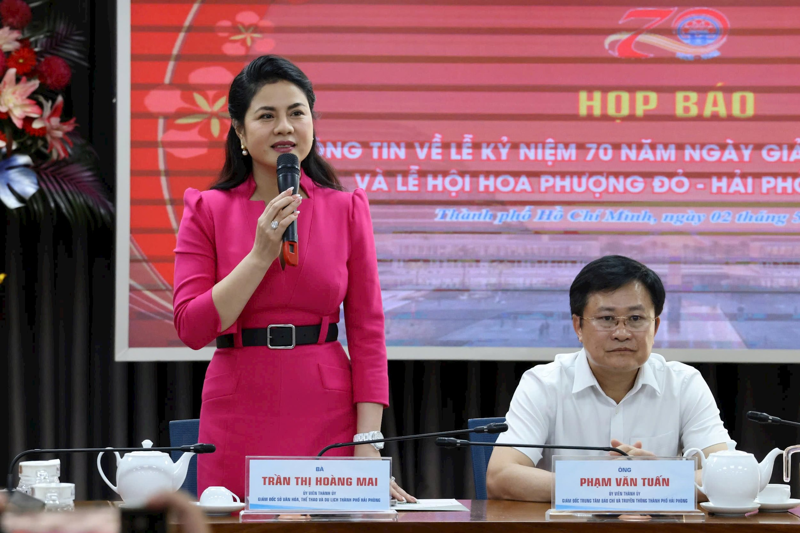 Bà Trần Thị Hoàng Mai phát biểu tại họp báo giới thiệu các hoạt động kỷ niệm 70 năm Ngày Giải phóng TP. Hải Phòng và Lễ hội Hoa Phượng Đỏ.