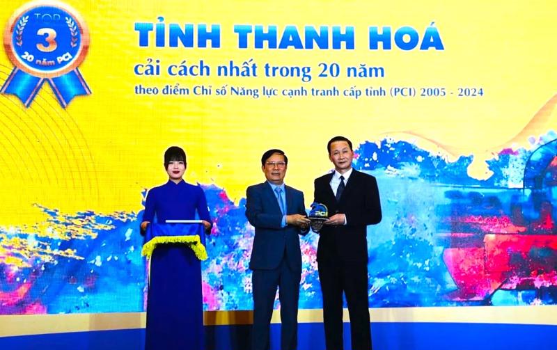 Chủ tịch UBND tỉnh Thanh Hóa Đỗ Minh Tuấn (bên phải) nhận kỷ niệm chương từ Chủ tịch VCCI Phạm Tấn Công