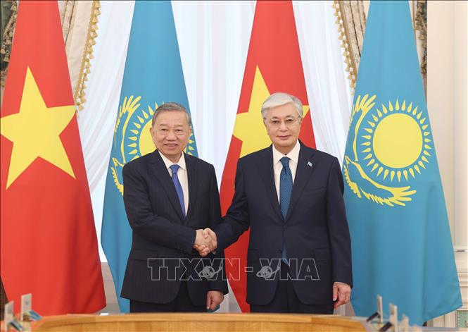 tai bet88 và Tổng thống Kassym-Jomart Tokayev trước khi tiến hành hội đàm - Ảnh: TTXVN