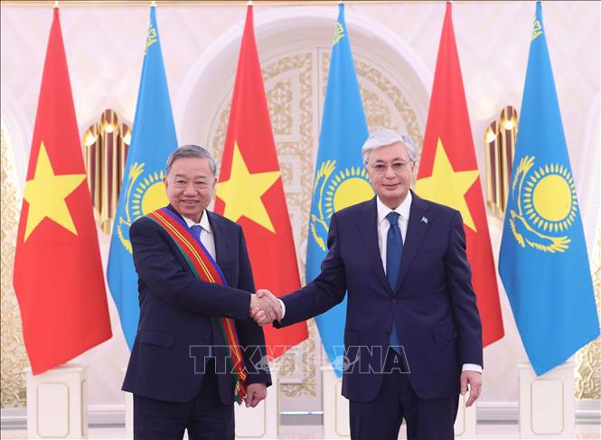 Tổng thống Kassym-Jomart Tokayev trao Huân chương Hữu nghị hạng Nhất của bet88 nhà cái đến từ châu âu tặng Tổng Bí thư Tô Lâm - Ảnh: TTXVN