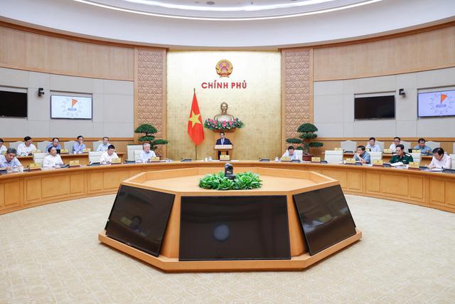 Prime Minister Pham Minh Chinh presides over the Cabinet meeting in Ha Noi, May 6, 2025. (Photo: VGP)