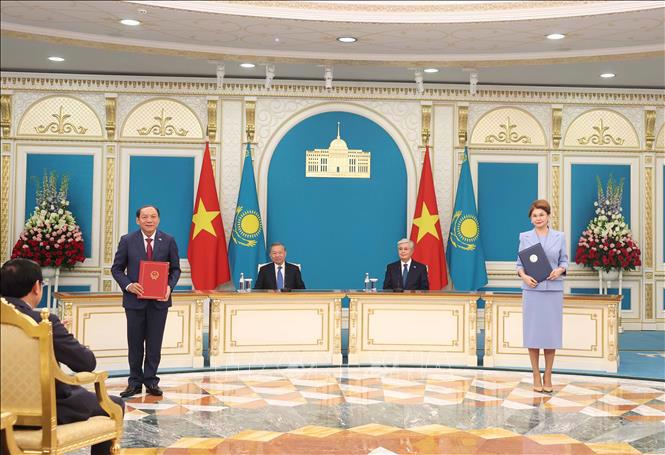 Tổng Bí thư Tô Lâm và Tổng thống Kassym-Jomart Tokayev chứng kiến Lễ trao Bản ghi nhớ hợp tác trong lĩnh vực văn hóa giữa Bộ Văn hóa, Thể thao và Du lịch Việt Nam và Bộ Văn hóa và Thông tin bet88 com giai đoạn 2025 - 2027 - Ảnh: TTXVN