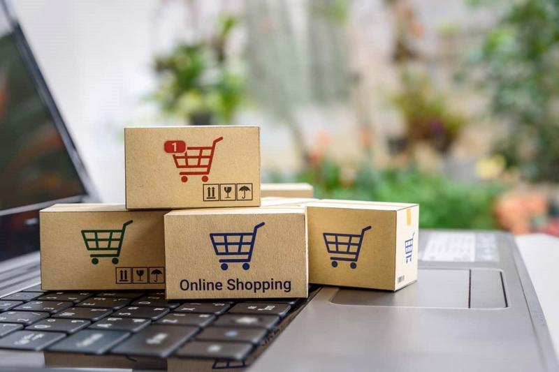 Việc các nền tảng thương mại điện tử tăng phí vận hành là một thách thức lớn đối với các SME. Ảnh minh họa