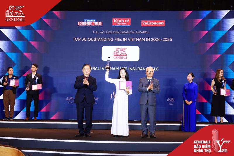Đại diện lãnh đạo Generali Việt Nam nhận danh hiệu Rồng vàng 2025.