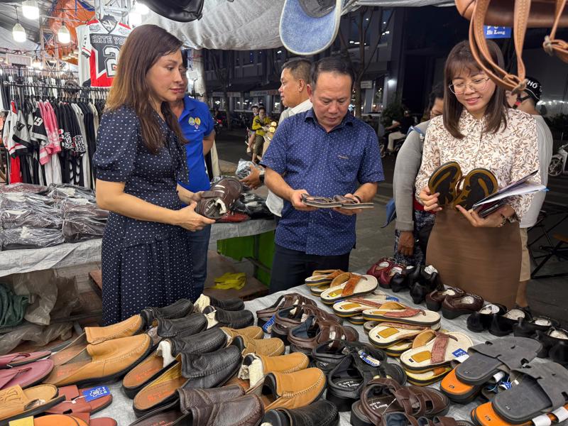 Ban Tổ chức tham quan gian hàng da giầy tại Hội chợ ẩm thực và mua sắm hàng Việt Nam, quảng trường Khánh Hội quận 4.